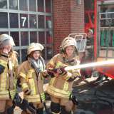 Mädchen von Arbeit der Feuerwehr begeistert