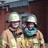 Mädchen von Arbeit der Feuerwehr begeistert