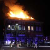 Brand eines Mehrfamilienhauses - Bewohner über Drehleiter gerettet