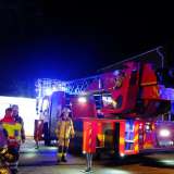 Zimmerbrand: Zwei Menschen über die Drehleiter gerettet