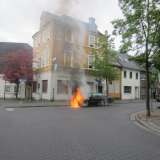Feuerwehr löscht Pkw-Brand