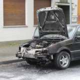Feuerwehr löscht Pkw-Brand