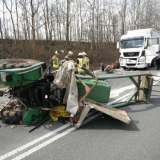 Lkw rast auf B 55 auf Trecker: 22-Jähriger in Spezialklinik 