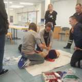 Elf Mädchen blicken hinter die Kulissen bei der Feuerwehr
