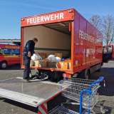 Feuerwehr unterstützt beim Transport von Schutzausrüstungen