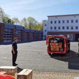Feuerwehr unterstützt beim Transport von Schutzausrüstungen