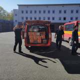 Feuerwehr unterstützt beim Transport von Schutzausrüstungen