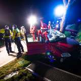 Schwerer Unfall am Abend: Auto kollidiert mit Baum - Fahrer wird schwer eingeklemmt