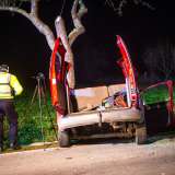 Schwerer Unfall am Abend: Auto kollidiert mit Baum - Fahrer wird schwer eingeklemmt