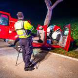 Schwerer Unfall am Abend: Auto kollidiert mit Baum - Fahrer wird schwer eingeklemmt