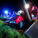 Schwerer Unfall am Abend: Auto kollidiert mit Baum - Fahrer wird schwer eingeklemmt