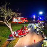 Schwerer Unfall am Abend: Auto kollidiert mit Baum - Fahrer wird schwer eingeklemmt