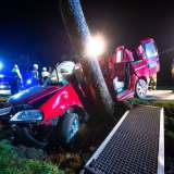 Schwerer Unfall am Abend: Auto kollidiert mit Baum - Fahrer wird schwer eingeklemmt