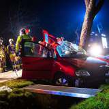 Schwerer Unfall am Abend: Auto kollidiert mit Baum - Fahrer wird schwer eingeklemmt