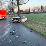 Verkehrsunfall: Fahrzeug gegen Baum geprallt