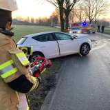 Verkehrsunfall: Fahrzeug gegen Baum geprallt