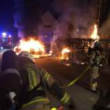 Feuerwehr löscht Pkw- und Heckenbrand