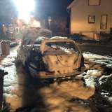 Feuerwehr löscht Pkw- und Heckenbrand