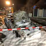 Feuerwehr löscht Pkw- und Heckenbrand