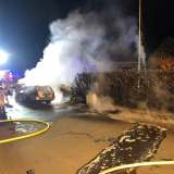 Feuerwehr löscht Pkw- und Heckenbrand