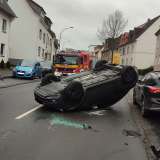 POL-SO: Fahrer überschlägt sich mit Pkw