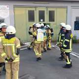 Kameradenrettung bei Feuerwehr Übung trainiert / Mayday Lage hielt Löschzug in Atem 