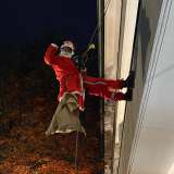 Spektakulärer Einsatz im EVK: Nikolaus seilt sich an Hauswänden der Kinderklinik ab
