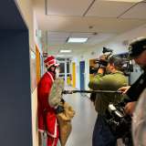 Spektakulärer Einsatz im EVK: Nikolaus seilt sich an Hauswänden der Kinderklinik ab