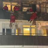 Spektakulärer Einsatz im EVK: Nikolaus seilt sich an Hauswänden der Kinderklinik ab