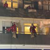 Spektakulärer Einsatz im EVK: Nikolaus seilt sich an Hauswänden der Kinderklinik ab