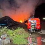 Brand auf Recyclinghof – Feuerwehr verhindert Übergreifen auf Halle