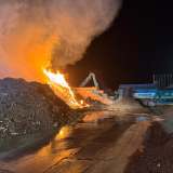 Brand auf Recyclinghof – Feuerwehr verhindert Übergreifen auf Halle