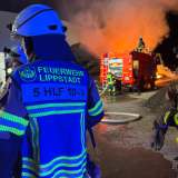 Brand auf Recyclinghof – Feuerwehr verhindert Übergreifen auf Halle