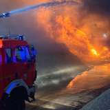 Brand auf Recyclinghof – Feuerwehr verhindert Übergreifen auf Halle