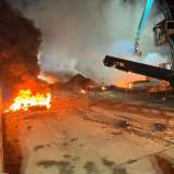 Brand auf Recyclinghof – Feuerwehr verhindert Übergreifen auf Halle