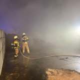 Brand auf Recyclinghof – Feuerwehr verhindert Übergreifen auf Halle