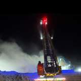 Brand auf Recyclinghof – Feuerwehr verhindert Übergreifen auf Halle