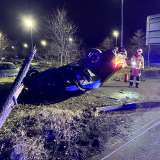 Fahrzeug überschlagen - Drei Personen leicht verletzt
