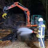 Im Wald brennenden Holzstapel abgelöscht