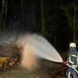 Im Wald brennenden Holzstapel abgelöscht