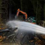Im Wald brennenden Holzstapel abgelöscht