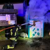 POL-SO: Zwei brennende Altkleidercontainer - Eine aggressive Tatverdächtige