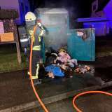 POL-SO: Zwei brennende Altkleidercontainer - Eine aggressive Tatverdächtige