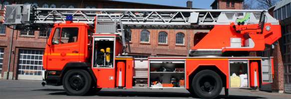 Drehleiter mit Korb