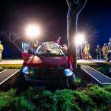 Schwerer Unfall am Abend: Auto kollidiert mit Baum - Fahrer wird schwer eingeklemmt