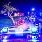 Schwerer Unfall am Abend: Auto kollidiert mit Baum - Fahrer wird schwer eingeklemmt
